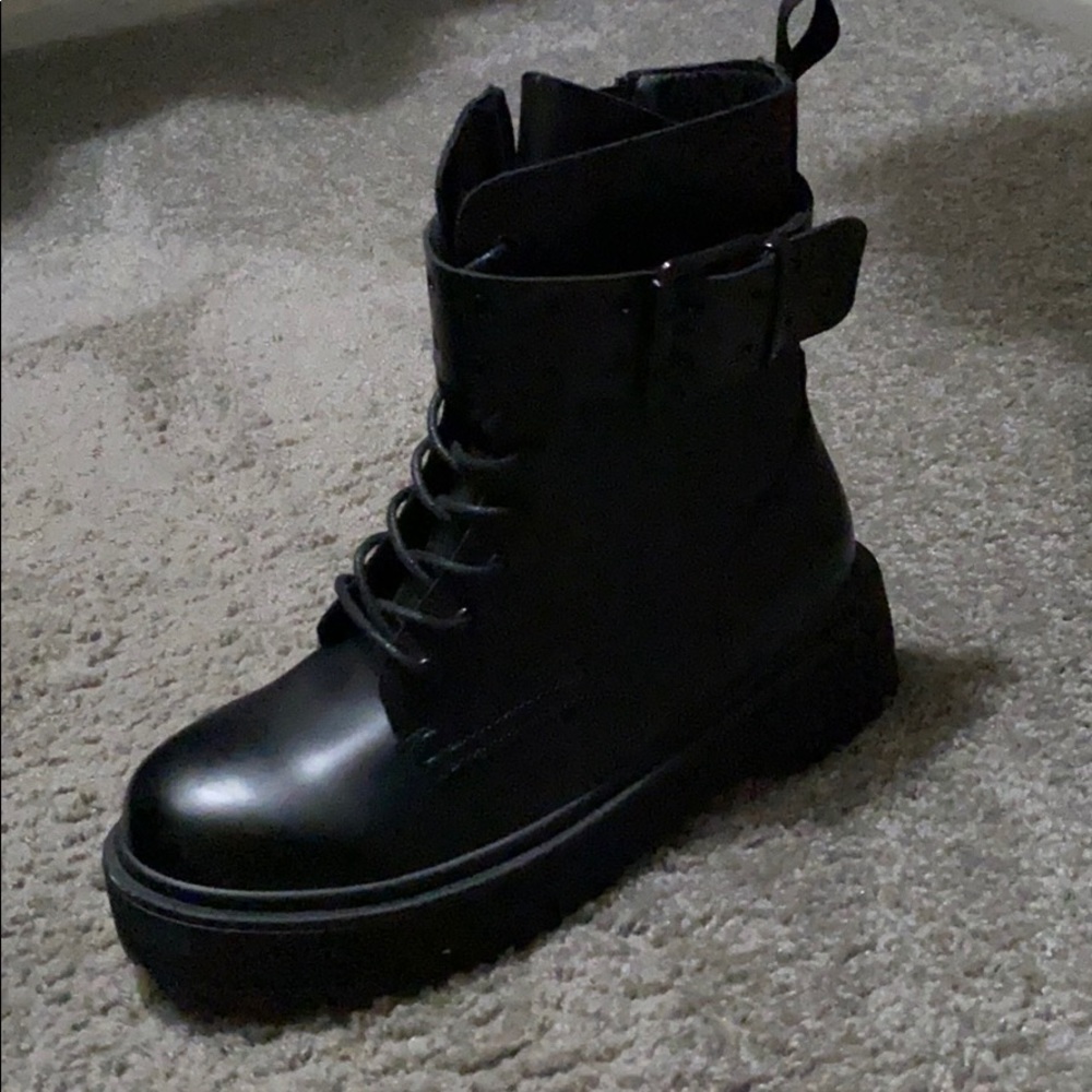 Black boots - Picture 2 of 4